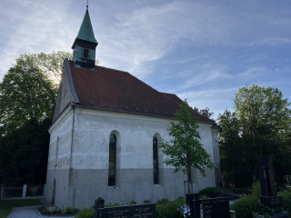 Jednoduchost architektury bez zdobných prvků je typická pro bohoslužebné stavby Jednoty bratrské, ve štítové zdi je zachován původní vstup, dnes nepoužívaný