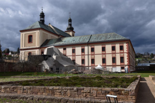 Pohled na budovu někdejšího kláštera s Muzeem Krkonoš z klášterní zahrady