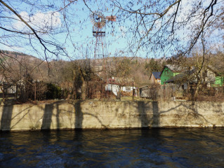 Zázraky se dějí: betonovou zídku na břehu zdivočelá Morava zbourala, větrné čerpadlo vydrželo bez škrábnutí… (Foto Jan Doubek)