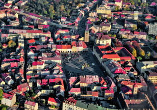 Historické centrum města Jičína z ptačí perspektivy (foto: Radovan Smokoň | Dreamstime.com)